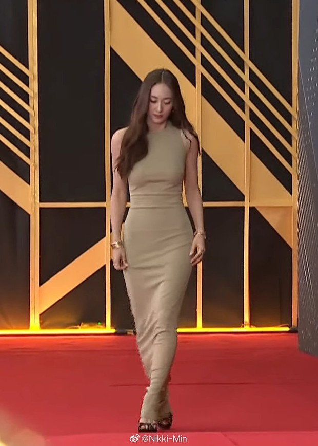 U là trời, vẫn biết Krystal f(x) sang chảnh ngút ngàn nhưng không ngờ body lại sexy bá cháy bọ chét nhường này - Ảnh 4.