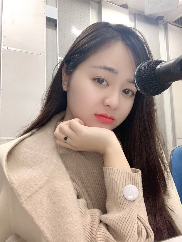 Nhan sắc đằng sau giọng nói hướng dẫn giao thông quen thuộc ai lái xe ô tô cũng từng nghe ít nhất một lần - Ảnh 3. Nhan sắc đằng sau giọng nói hướng dẫn giao thông quen thuộc ai lái xe ô tô cũng từng nghe ít nhất một lần - Ảnh 3.