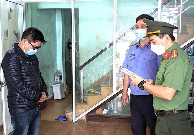 Bắt 2 giám đốc công ty du lịch giúp chuyên gia rởm nhập cảnh trái phép - Ảnh 1. Bắt 2 giám đốc công ty du lịch giúp chuyên gia rởm nhập cảnh trái phép - Ảnh 1.