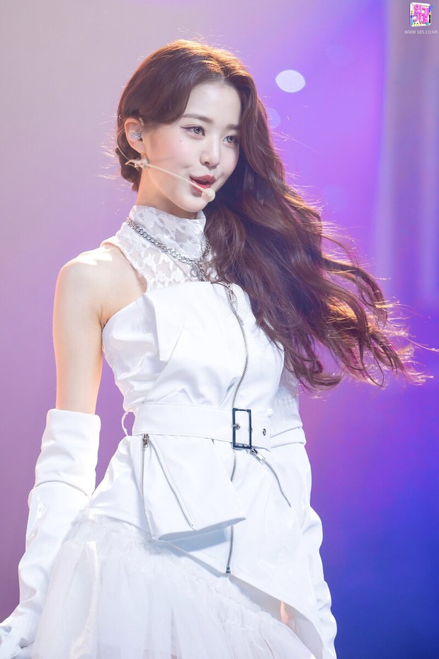 Wonyoung (IVE) là hậu duệ của Jennie không trật phát nào: Từ phốt lười nhảy, thái độ cho đến tranh cãi thiên vị đều trùng hợp ngỡ ngàng! - Ảnh 25. Wonyoung (IVE) là hậu duệ của Jennie không trật phát nào: Từ phốt lười nhảy, thái độ cho đến tranh cãi thiên vị đều trùng hợp ngỡ ngàng! - Ảnh 25.