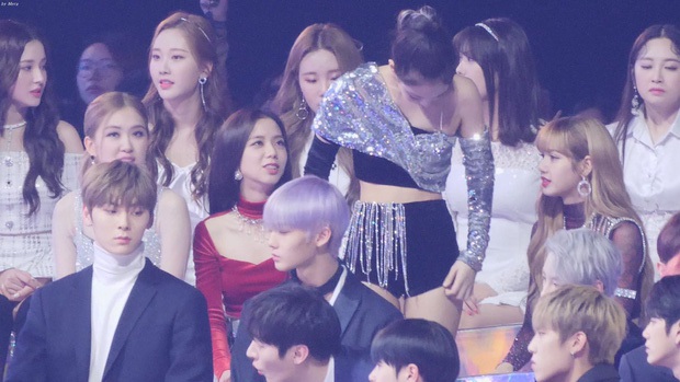 Nhìn mỹ nhân MOMOLAND mặc outfit ngắn cũn, nhớ năm xưa Jennie (BLACKPINK) từng đau khổ vì tình huống tương tự - Ảnh 12. Nhìn mỹ nhân MOMOLAND mặc outfit ngắn cũn, nhớ năm xưa Jennie (BLACKPINK) từng đau khổ vì tình huống tương tự - Ảnh 12.