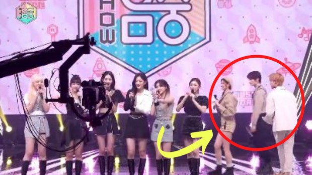 Wonyoung (IVE) là hậu duệ của Jennie không trật phát nào: Từ phốt lười nhảy, thái độ cho đến tranh cãi thiên vị đều trùng hợp ngỡ ngàng! - Ảnh 22. Wonyoung (IVE) là hậu duệ của Jennie không trật phát nào: Từ phốt lười nhảy, thái độ cho đến tranh cãi thiên vị đều trùng hợp ngỡ ngàng! - Ảnh 22.