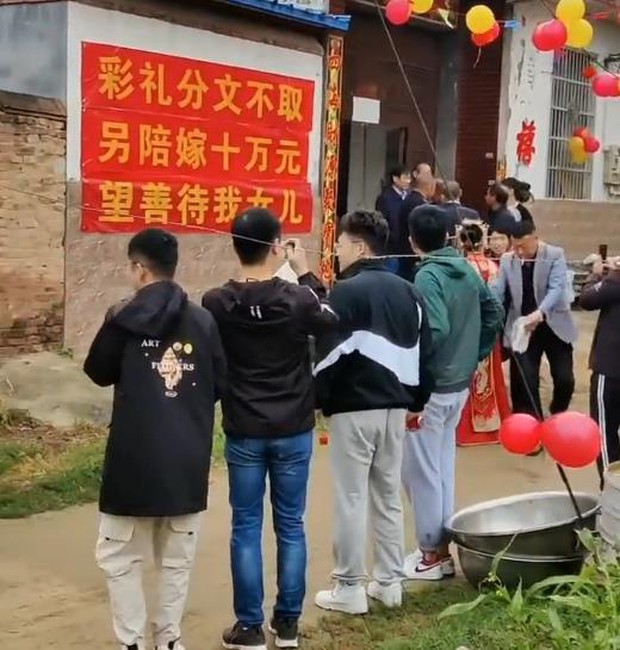 Nhà gái chơi lớn vừa không cần sính lễ vừa tặng thêm tiền, nguyên nhân đằng sau khiến dân mạng xuýt xoa nhưng vẫn gây tranh cãi - Ảnh 2.