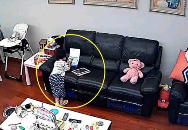 Kiểm tra camera thấy con gái 3 tuổi nói chuyện với bức tranh, đến khi nghe kỹ ra người mẹ liền bật khóc vì hối hận - Ảnh 1. Kiểm tra camera thấy con gái 3 tuổi nói chuyện với bức tranh, đến khi nghe kỹ ra người mẹ liền bật khóc vì hối hận - Ảnh 1.