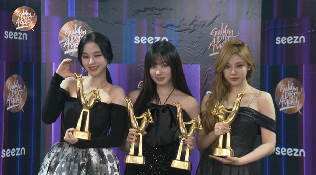 aespa nhận giải Nghệ sĩ của năm bị cà khịa tơi tả: Năng nổ of the year, đi đến đâu được đẻ ra giải mới đến đó? - Ảnh 1. aespa nhận giải Nghệ sĩ của năm bị cà khịa tơi tả: Năng nổ of the year, đi đến đâu được đẻ ra giải mới đến đó? - Ảnh 1.