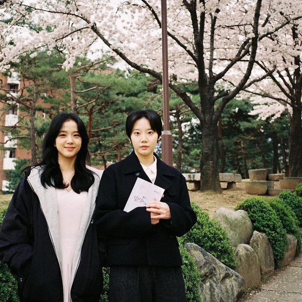 Snowdrop của Jisoo (BLACKPINK) tưởng nhớ diễn viên mới mất bằng một hành động khiến khán giả khóc nghẹn - Ảnh 5. Snowdrop của Jisoo (BLACKPINK) tưởng nhớ diễn viên mới mất bằng một hành động khiến khán giả khóc nghẹn - Ảnh 5.