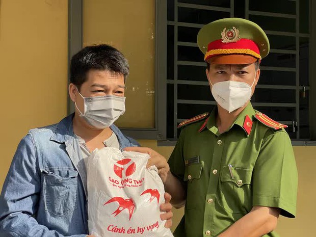 CLIP: Người dân TP Thủ Đức mang vũ khí đi… đổi gạo - Ảnh 3. CLIP: Người dân TP Thủ Đức mang vũ khí đi… đổi gạo - Ảnh 3.
