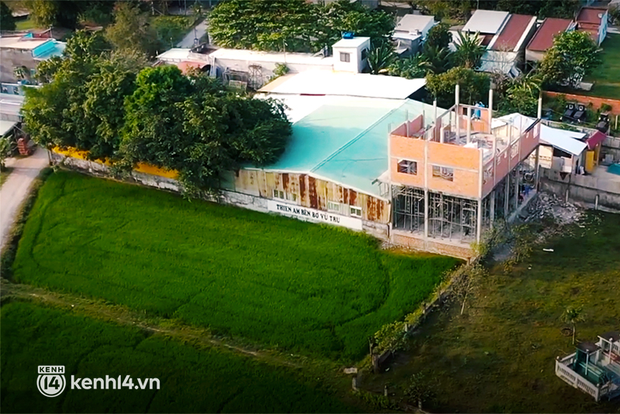 Flycam toàn cảnh Tịnh thất Bồng Lai sau vài ngày bị khám xét: An ninh canh  phòng nghiêm ngặt, nhà 2 tầng vẫn đang xây dang dở 