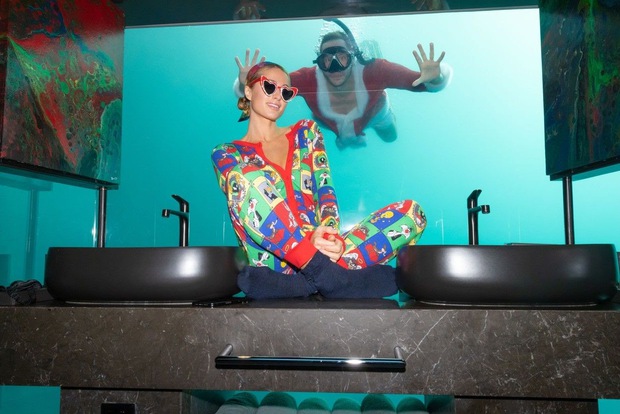 Paris Hilton gây sốc với tuần trăng mật xa hoa khó tin: Khách sạn 5m dưới biển, phòng gần nửa tỷ/đêm, chồng lặn giúp vợ sống ảo - Ảnh 8.