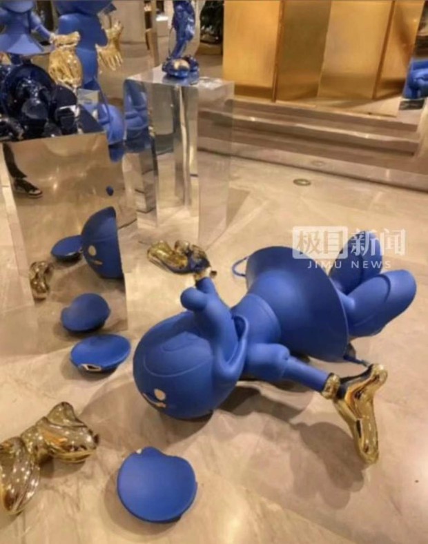 Dắt con nhỏ đi bách hóa, đứa bé nghịch hỏng “Chuột Mickey” mạ vàng tổn thất gần 900 triệu đồng, phản ứng “im ỉm” của bố mẹ gây tranh cãi - Ảnh 2. Dắt con nhỏ đi bách hóa, đứa bé nghịch hỏng “Chuột Mickey” mạ vàng tổn thất gần 900 triệu đồng, phản ứng “im ỉm” của bố mẹ gây tranh cãi - Ảnh 2.