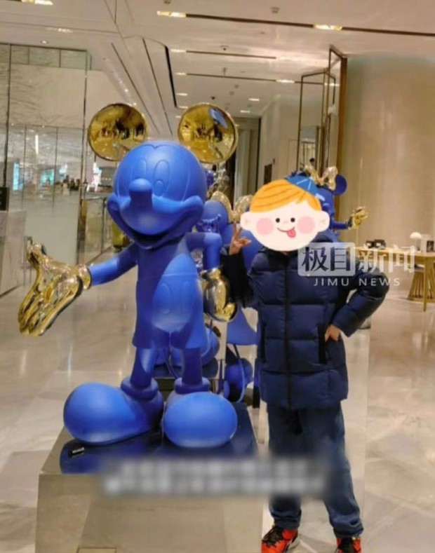 Dắt con nhỏ đi bách hóa, đứa bé nghịch hỏng “Chuột Mickey” mạ vàng tổn thất gần 900 triệu đồng, phản ứng “im ỉm” của bố mẹ gây tranh cãi - Ảnh 3. Dắt con nhỏ đi bách hóa, đứa bé nghịch hỏng “Chuột Mickey” mạ vàng tổn thất gần 900 triệu đồng, phản ứng “im ỉm” của bố mẹ gây tranh cãi - Ảnh 3.