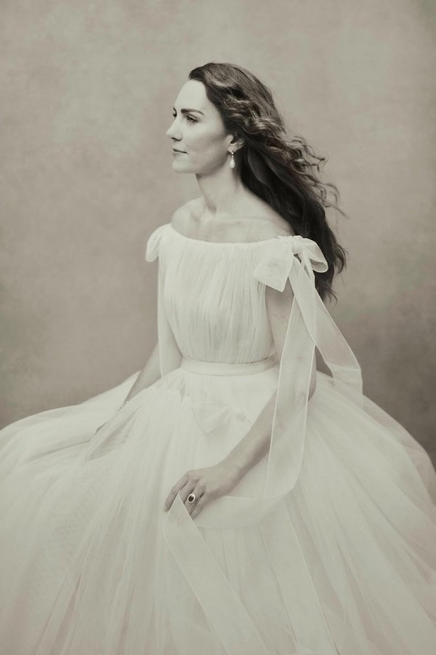 Kate Middleton đón tuổi 40 bằng kiểu tóc phá lệ chưa từng thấy, thể hiện sự tinh tế với mẹ chồng qua chi tiết này - Ảnh 3. Kate Middleton đón tuổi 40 bằng kiểu tóc phá lệ chưa từng thấy, thể hiện sự tinh tế với mẹ chồng qua chi tiết này - Ảnh 3.