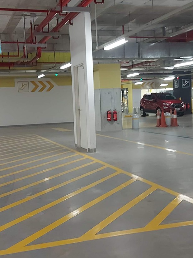 Bí mật về cánh cửa mỏng dính, đứng trơ trọi trong các trung tâm thương mại: Hoá ra có thể cứu mạng người! - Ảnh 1. Bí mật về cánh cửa mỏng dính, đứng trơ trọi trong các trung tâm thương mại: Hoá ra có thể cứu mạng người! - Ảnh 1.