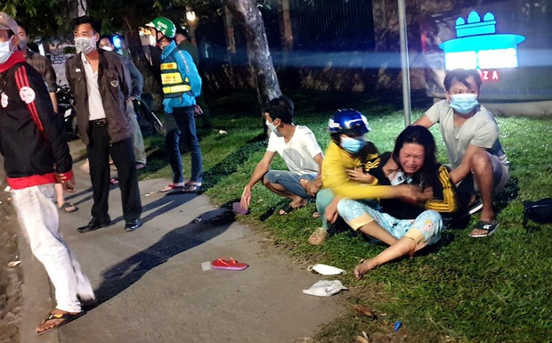 Vợ gào khóc thảm thiết tại hiện trường chồng bị tai nạn tử vong sau tiệc tất niên - Ảnh 1. Vợ gào khóc thảm thiết tại hiện trường chồng bị tai nạn tử vong sau tiệc tất niên - Ảnh 1.