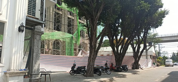 TP.HCM: Sập giàn giáo công trình nhà hàng, 2 người chết, 2 người bị thương - Ảnh 1. TP.HCM: Sập giàn giáo công trình nhà hàng, 2 người chết, 2 người bị thương - Ảnh 1.