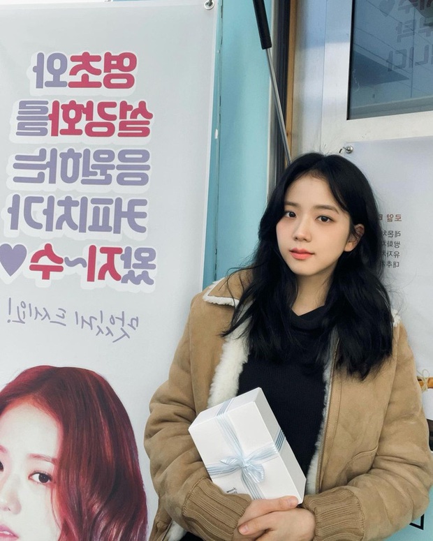 Snowdrop của Jisoo (BLACKPINK) - bông hoa kiên cường nở trong tuyết: Vượt bão tẩy chay, cứu sống một nhà đài! - Ảnh 2. Snowdrop của Jisoo (BLACKPINK) - bông hoa kiên cường nở trong tuyết: Vượt bão tẩy chay, cứu sống một nhà đài! - Ảnh 2.
