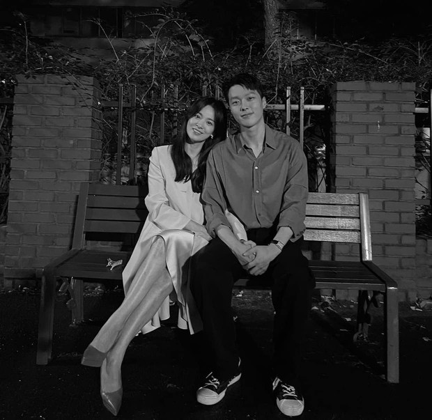 3 cặp đôi Hàn ở hậu trường còn tình hơn trên phim: Cả Song Hye Kyo lẫn Song Joong Ki đều tìm được hạnh phúc mới? - Ảnh 5. 3 cặp đôi Hàn ở hậu trường còn tình hơn trên phim: Cả Song Hye Kyo lẫn Song Joong Ki đều tìm được hạnh phúc mới? - Ảnh 5.