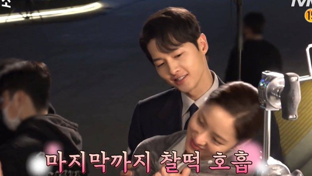 3 cặp đôi Hàn ở hậu trường còn tình hơn trên phim: Cả Song Hye Kyo lẫn Song Joong Ki đều tìm được hạnh phúc mới? - Ảnh 12. 3 cặp đôi Hàn ở hậu trường còn tình hơn trên phim: Cả Song Hye Kyo lẫn Song Joong Ki đều tìm được hạnh phúc mới? - Ảnh 12.