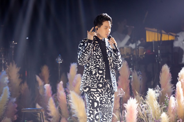 Trịnh Thăng Bình có màn song ca ngọt ngào với tình cũ Liz Kim Cương trong liveshow 10 năm, bật khóc khi hát ca khúc tự nhận dở nhất? - Ảnh 4. Trịnh Thăng Bình có màn song ca ngọt ngào với tình cũ Liz Kim Cương trong liveshow 10 năm, bật khóc khi hát ca khúc tự nhận dở nhất? - Ảnh 4.