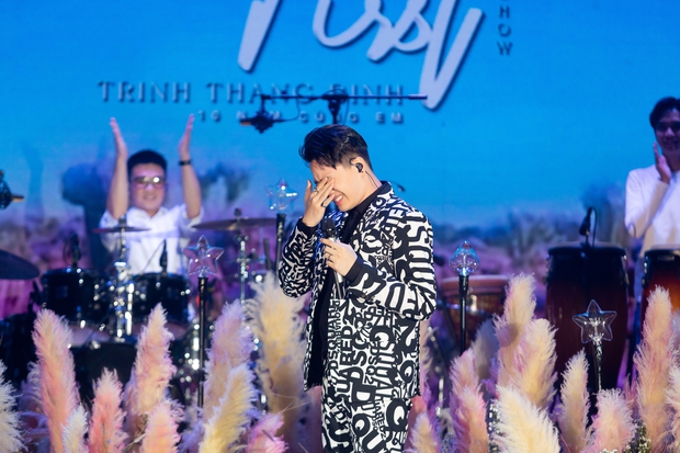 Trịnh Thăng Bình có màn song ca ngọt ngào với tình cũ Liz Kim Cương trong liveshow 10 năm, bật khóc khi hát ca khúc tự nhận dở nhất? - Ảnh 3. Trịnh Thăng Bình có màn song ca ngọt ngào với tình cũ Liz Kim Cương trong liveshow 10 năm, bật khóc khi hát ca khúc tự nhận dở nhất? - Ảnh 3.