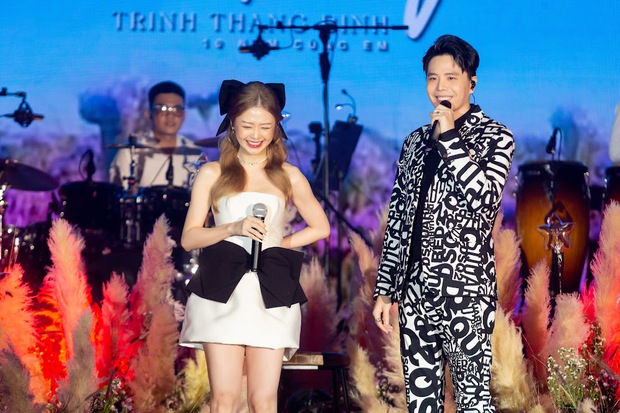 Trịnh Thăng Bình có màn song ca ngọt ngào với tình cũ Liz Kim Cương trong liveshow 10 năm, bật khóc khi hát ca khúc tự nhận dở nhất? - Ảnh 7. Trịnh Thăng Bình có màn song ca ngọt ngào với tình cũ Liz Kim Cương trong liveshow 10 năm, bật khóc khi hát ca khúc tự nhận dở nhất? - Ảnh 7.
