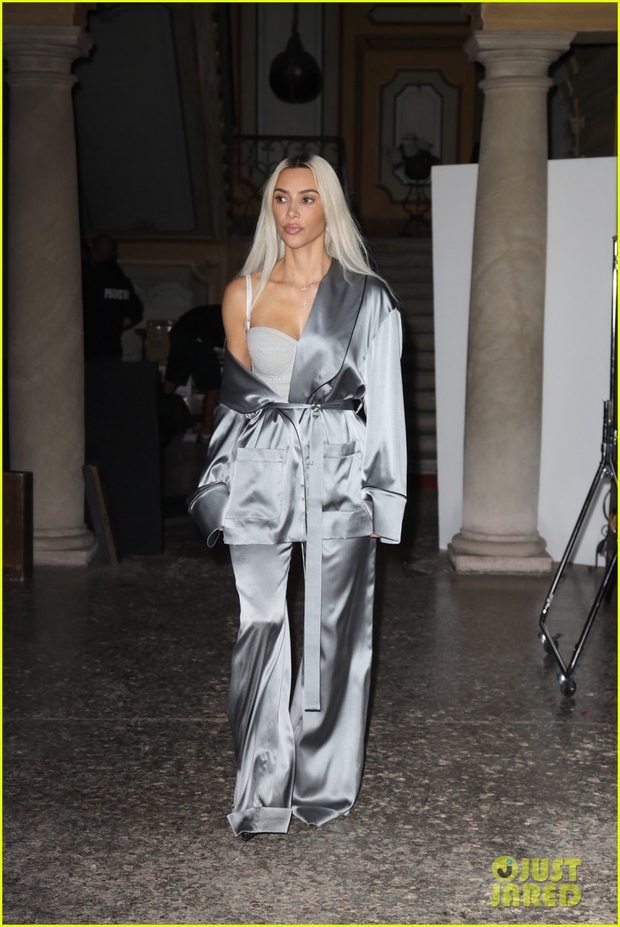 Kim Kardashian nhuộm tóc bạch kim, diện mốt khoe nội y nóng bỏng ra phố - Ảnh 3.