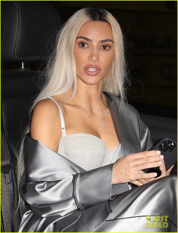 Kim Kardashian nhuộm tóc bạch kim, diện mốt khoe nội y nóng bỏng ra phố - Ảnh 2.