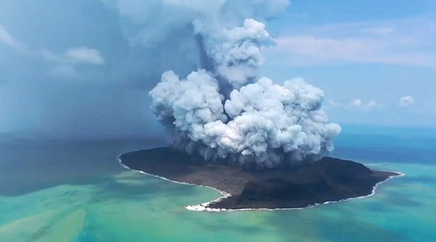 Núi lửa Tonga phun trào, giải phóng 50 triệu tấn hơi nước có thể khiến Trái Đất ấm lên - Ảnh 1.