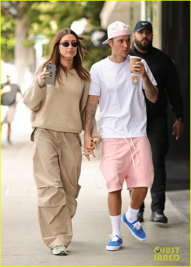 Vợ chồng Justin Bieber - Hailey Baldwin nắm tay tình cảm đi uống cafe - Ảnh 5.