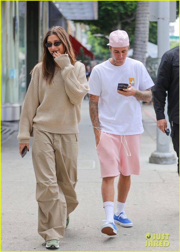 Vợ chồng Justin Bieber - Hailey Baldwin nắm tay tình cảm đi uống cafe - Ảnh 4.