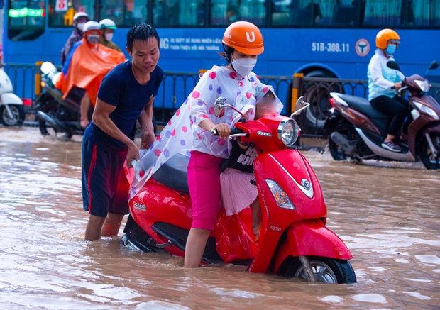 Nhiều tuyến đường ở TP.HCM bị ngập nặng trong mưa lớn chiều cuối tuần - Ảnh 4.
