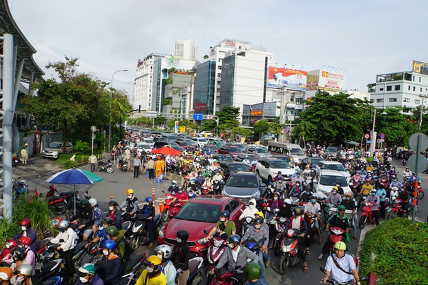 TP.HCM: Phương án cấm lưu thông dưới chân cầu vượt Nguyễn Hữu Cảnh để sửa chữa trong 45 ngày - Ảnh 1.