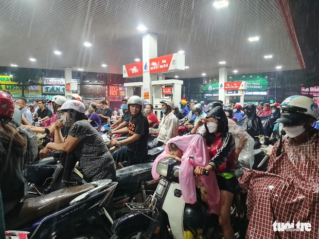 Dầm mưa cả tiếng, đi 5km, tới ba cây xăng mới đổ được xăng - Ảnh 7. Dầm mưa cả tiếng, đi 5km, tới ba cây xăng mới đổ được xăng - Ảnh 7.