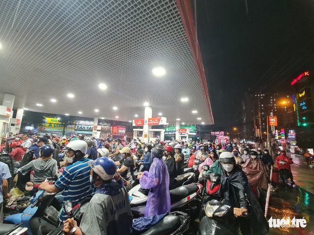 Dầm mưa cả tiếng, đi 5km, tới ba cây xăng mới đổ được xăng - Ảnh 6. Dầm mưa cả tiếng, đi 5km, tới ba cây xăng mới đổ được xăng - Ảnh 6.