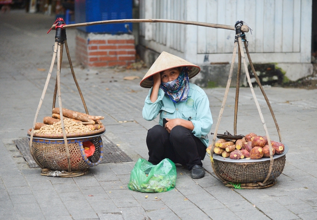 Chùm ảnh: Người dân Hà Nội mặc áo ấm, co ro khi ra đường trong đợt không khí lạnh đầu tiên - Ảnh 7.