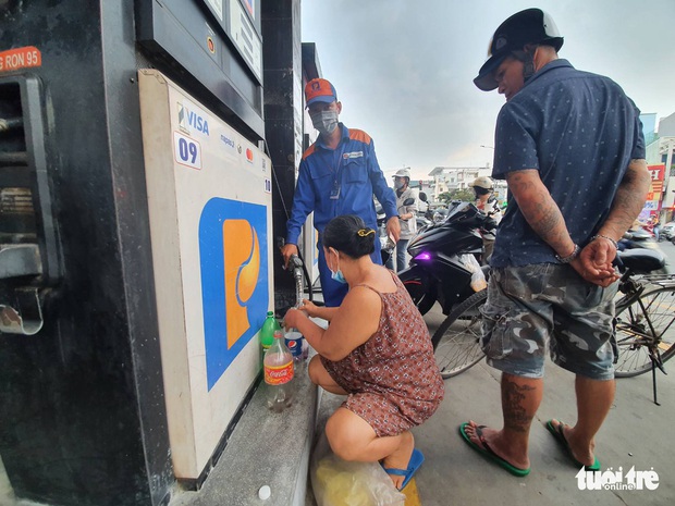 Dầm mưa cả tiếng, đi 5km, tới ba cây xăng mới đổ được xăng - Ảnh 4. Dầm mưa cả tiếng, đi 5km, tới ba cây xăng mới đổ được xăng - Ảnh 4.