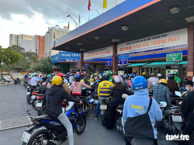 Dầm mưa cả tiếng, đi 5km, tới ba cây xăng mới đổ được xăng - Ảnh 3. Dầm mưa cả tiếng, đi 5km, tới ba cây xăng mới đổ được xăng - Ảnh 3.