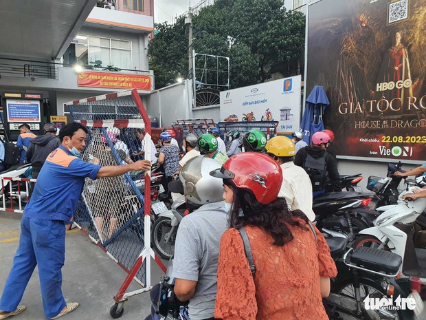 Dầm mưa cả tiếng, đi 5km, tới ba cây xăng mới đổ được xăng - Ảnh 2. Dầm mưa cả tiếng, đi 5km, tới ba cây xăng mới đổ được xăng - Ảnh 2.