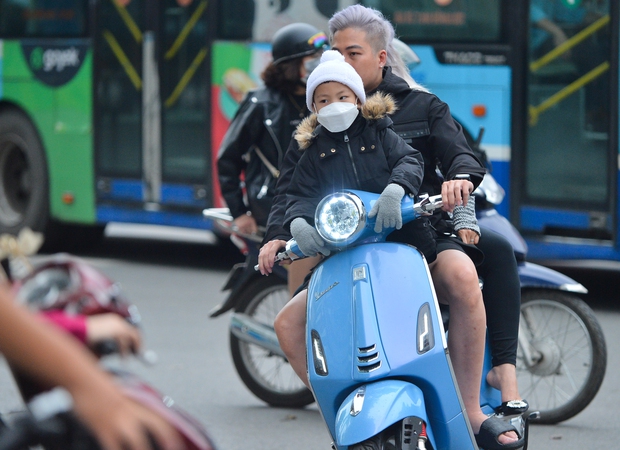 Chùm ảnh: Người dân Hà Nội mặc áo ấm, co ro khi ra đường trong đợt không khí lạnh đầu tiên - Ảnh 3.