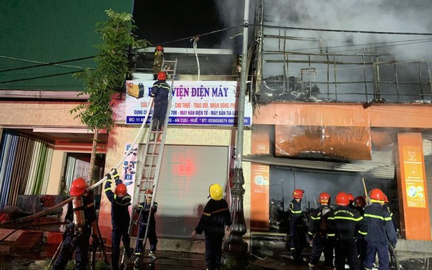 Hỏa hoạn thiêu rụi cửa hàng bán đồ điện tại Thừa Thiên - Huế - Ảnh 1.