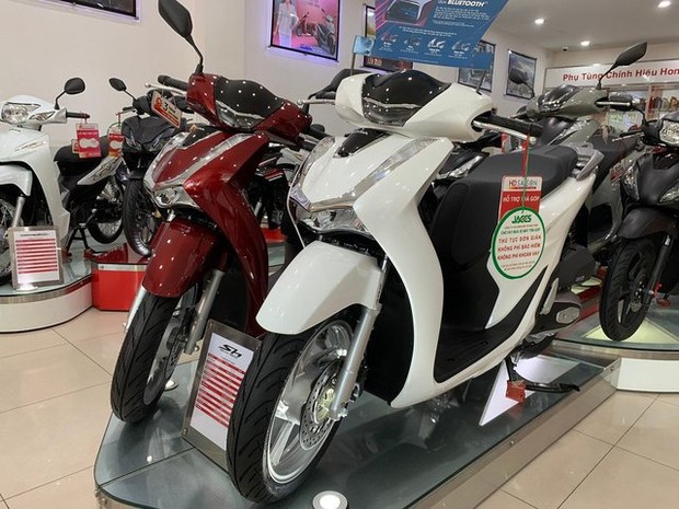 Xe máy hot đồng loạt tăng giá mạnh: Vision gần chạm ngưỡng 50 triệu đồng, Honda LEAD, SH, Wave Alpha... chênh cao nhất 26 triệu đồng - Ảnh 1.