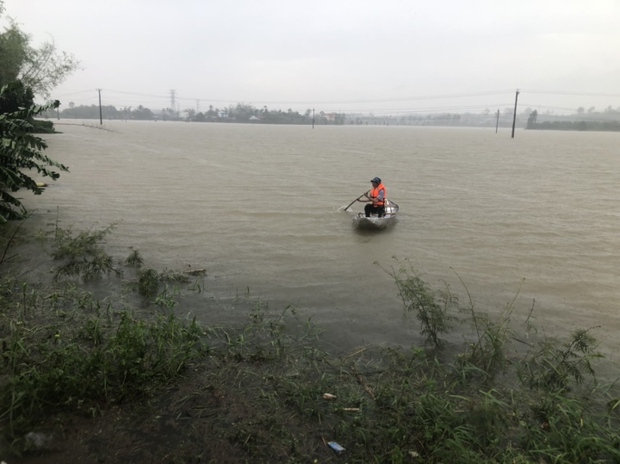Quảng Ngãi: Lật ghe chở 3 người đi thả lưới bắt cá, một người mất tích - Ảnh 1.