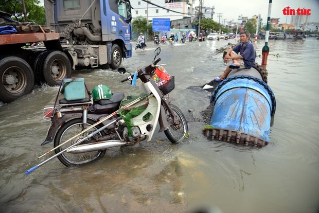 TP Hồ Chí Minh: Triều cường dâng cao, người đi xe máy ngã nhào trong biển nước - Ảnh 2.