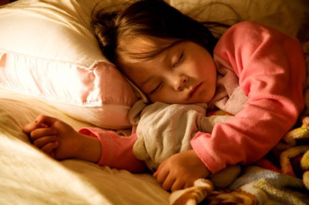 Nên cho trẻ ngủ một mình từ khi nào và cách luyện cho con ngủ riêng - Ảnh 1.