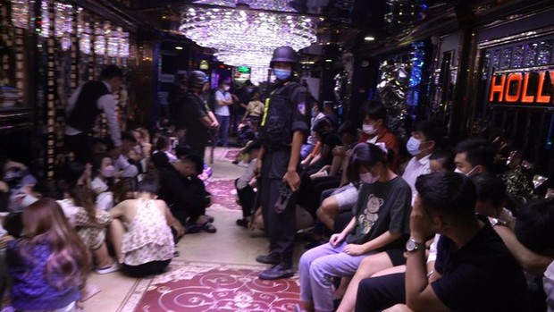 Đột kích quán karaoke, bắt quả tang quản lý cùng nhân viên bán ma túy cho khách - Ảnh 1.