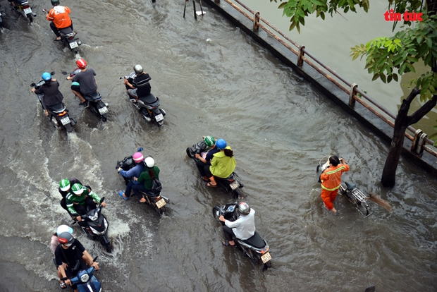TP Hồ Chí Minh: Triều cường dâng cao, người đi xe máy ngã nhào trong biển nước - Ảnh 3.