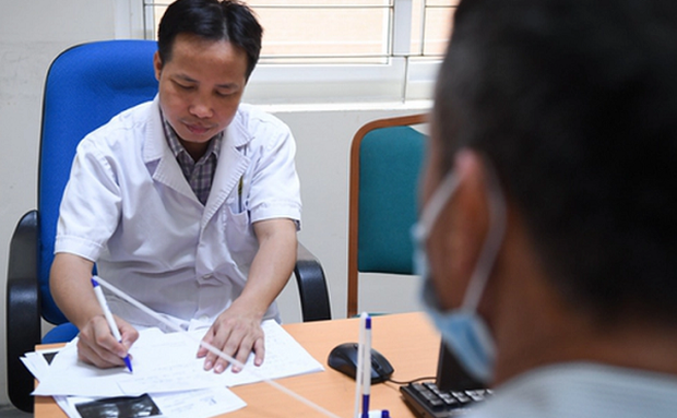 Người phụ nữ có nước tiểu trắng như sữa, đi khám giật mình khi biết có sinh vật lạ ở trong - Ảnh 2.