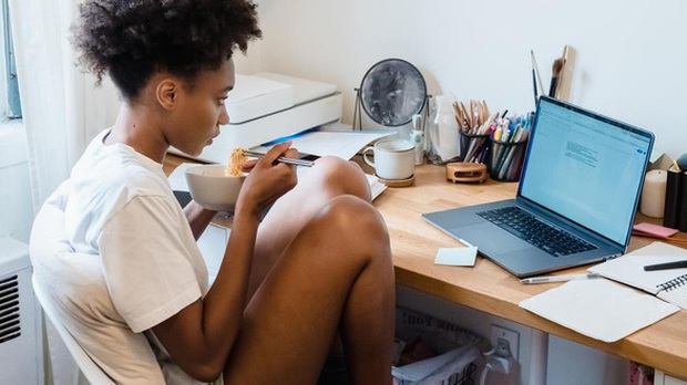Giới trẻ ăn, làm việc, lướt web cùng lúc: “Người bận rộn” hay đang mất tập trung? - Ảnh 1.