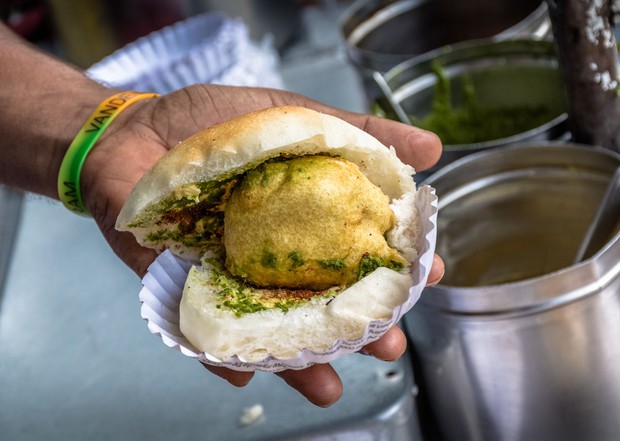 Ấn Độ: Món ăn đường phố nổi tiếng nhất tại Mumbai, níu chân thực khách khiến họ quên lối về - Ảnh 4.