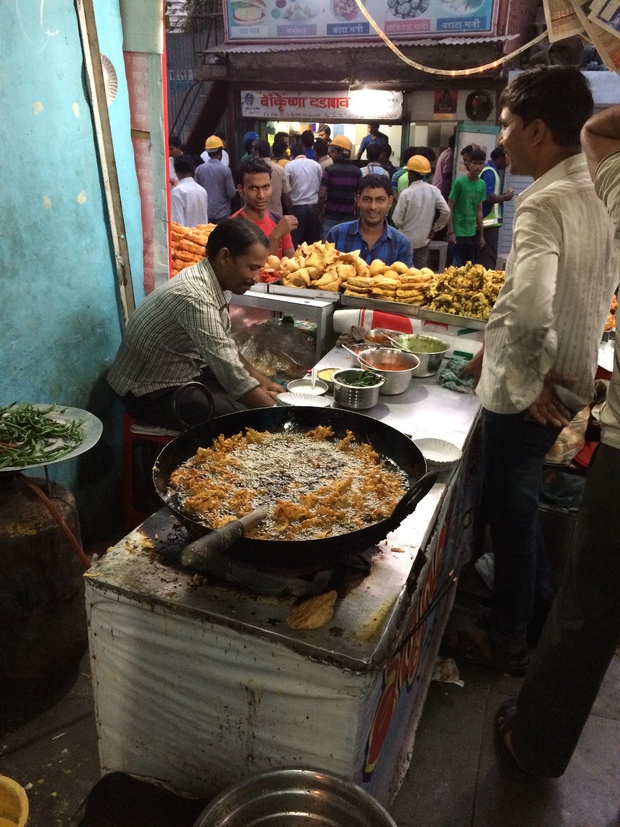 Ấn Độ: Món ăn đường phố nổi tiếng nhất tại Mumbai, níu chân thực khách khiến họ quên lối về - Ảnh 3. Ấn Độ: Món ăn đường phố nổi tiếng nhất tại Mumbai, níu chân thực khách khiến họ quên lối về - Ảnh 3.